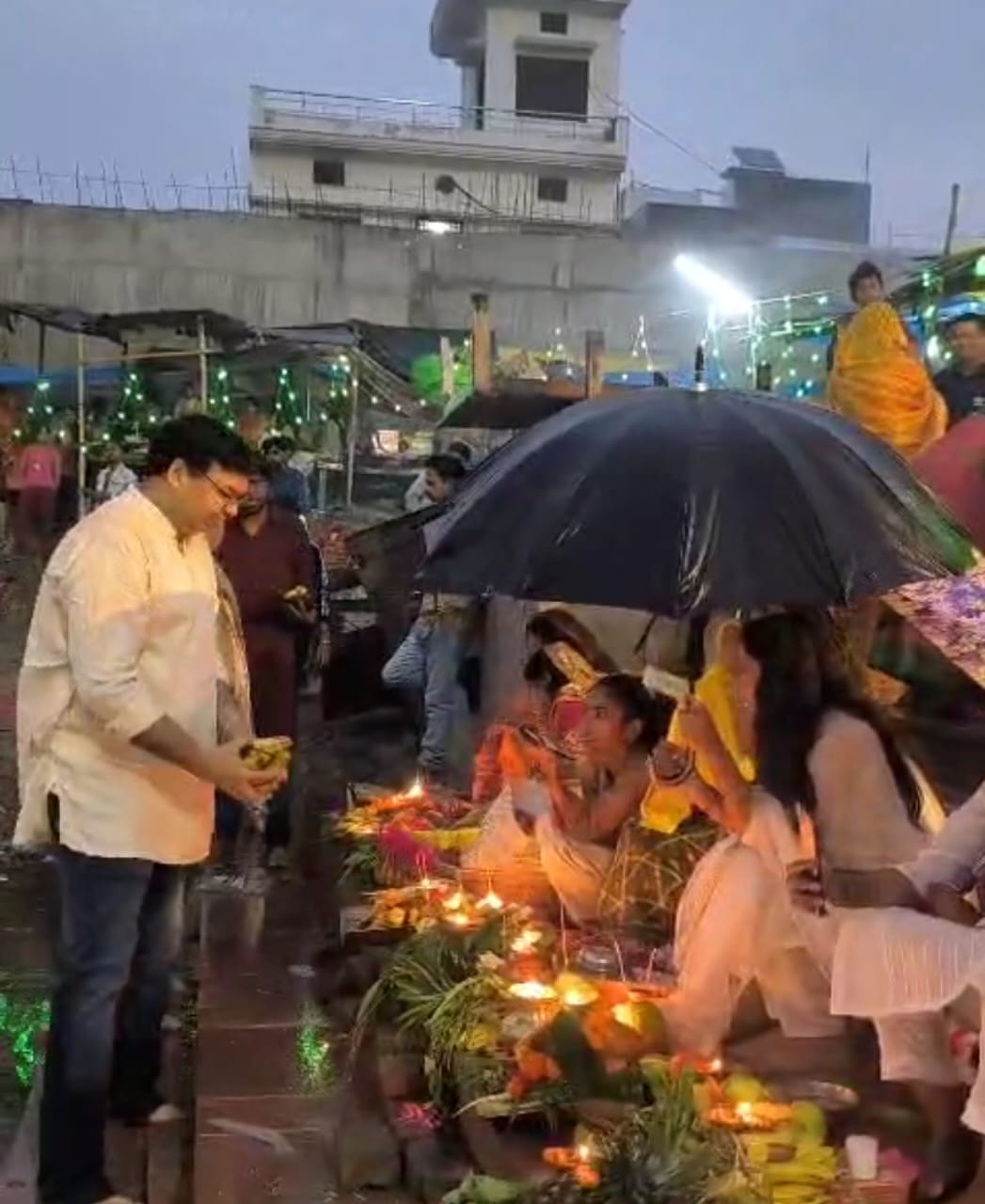 डॉ. कौशल वर्मा ने गोला गोकर्णनाथ में छठ पूजा पर श्रद्धालुओं को शुभकामनाएं दीं, कहा यह पर्व लोक आस्था और सामाजिक एकता का प्रतीक है।