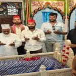 लखनऊ में मुस्लिम समाज द्वारा दरगाह पर चादर चढ़ाई जा रही है, प्रेमानंद महाराज के स्वास्थ्य की दुआ के साथ।
