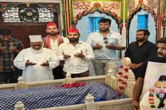 लखनऊ में मुस्लिम समाज द्वारा दरगाह पर चादर चढ़ाई जा रही है, प्रेमानंद महाराज के स्वास्थ्य की दुआ के साथ।