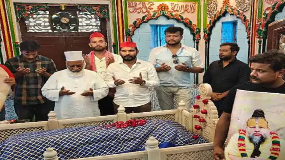 लखनऊ में मुस्लिम समाज द्वारा दरगाह पर चादर चढ़ाई जा रही है, प्रेमानंद महाराज के स्वास्थ्य की दुआ के साथ।