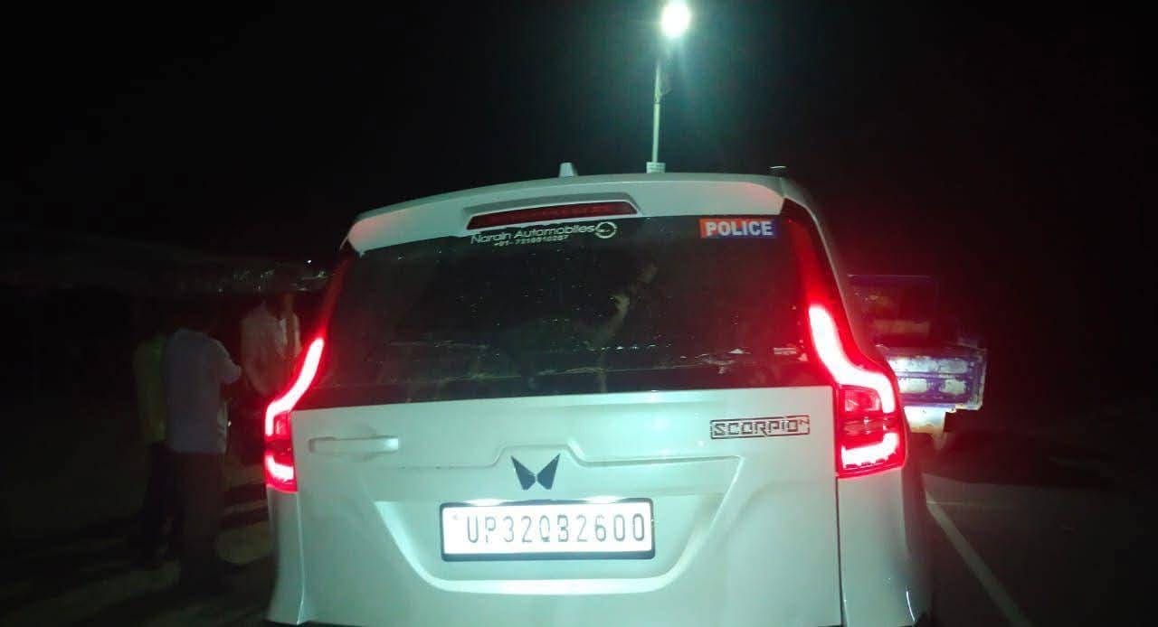 महेवागंज में पकड़ी गई स्कार्पियो पर पुलिस की कार्रवाई