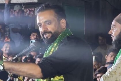 Maharashtra: - Maharashtra: निकाय चुनाव प्रचार के दौरान AIMIM नेता इम्तियाज जलील को भीड़ ने घेरा, कार पर किया हमला