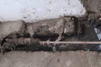 Lakhimpur - Lakhimpur Kheri News: ओवरहेड टैंक में साफ.... घरों तक बीच सफर में दूषित हो रहा पानी