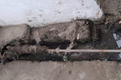 Lakhimpur - Lakhimpur Kheri News: ओवरहेड टैंक में साफ.... घरों तक बीच सफर में दूषित हो रहा पानी