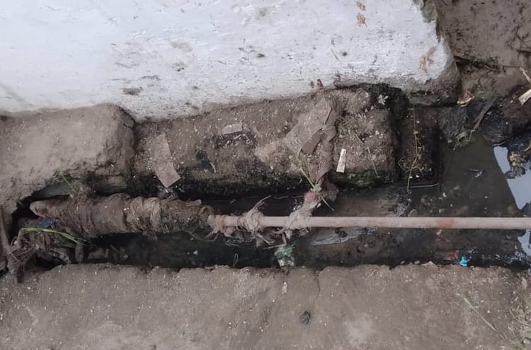 Lakhimpur - Lakhimpur Kheri News: ओवरहेड टैंक में साफ.... घरों तक बीच सफर में दूषित हो रहा पानी