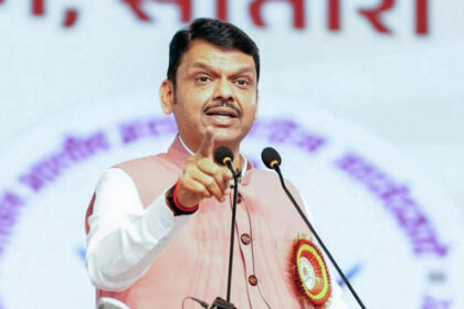 Maharashtra: - Maharashtra: राज ठाकरे के 'बाहरी' वाले बयान पर फडणवीस का तंज, मुंबई के विकास में गडकरी का योगदान याद दिलाया