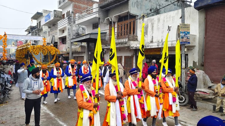 Lakhimpur - Lakhimpur Kheri News: श्री गुरु गोबिंद सिंह जी के प्रकाश पर्व पर निकाला नगर कीर्तन