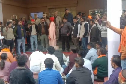 Mahoba: - Mahoba: गोशालाओं के पास मृत गोवंश मिलने पर दो पंचायत सचिव निलंबित