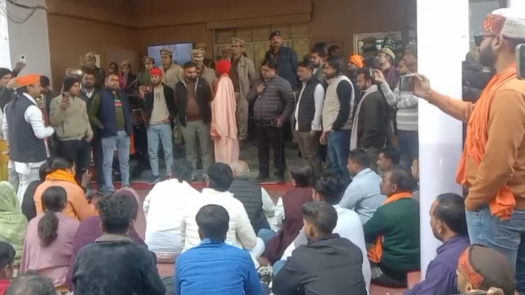 Mahoba: - Mahoba: गोशालाओं के पास मृत गोवंश मिलने पर दो पंचायत सचिव निलंबित