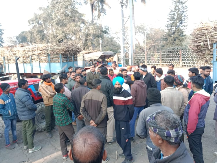 Lakhimpur - Lakhimpur Kheri News: चेन कैरियर पर चढ़े किसान, थमी गन्ने की तौल