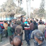 Lakhimpur - Lakhimpur Kheri News: चेन कैरियर पर चढ़े किसान, थमी गन्ने की तौल