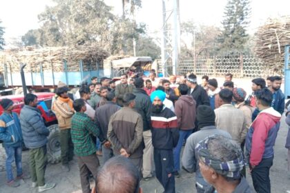 Lakhimpur - Lakhimpur Kheri News: चेन कैरियर पर चढ़े किसान, थमी गन्ने की तौल