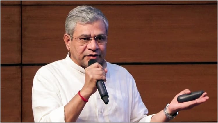 Railway: - Railway: बंद गले का काला कोट रेलवे से होगा आउट, रेल मंत्री ने बताया इस वजह से बदल रही है कर्मियों की यूनिफॉर्म