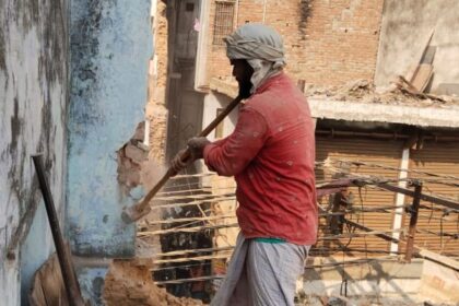 Varanasi - Varanasi News: दालमंडी चौड़ीकरण के लिए बुलडोजर एक्शन शुरू, भारी पुलिस की मौजूदगी में तोड़े जा रहे मकान