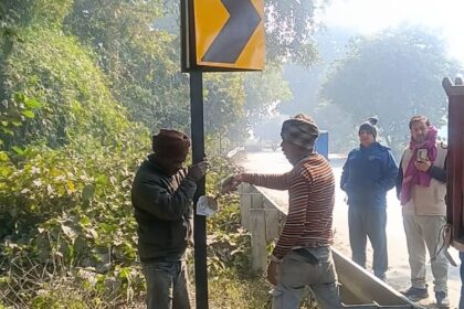 Lakhimpur - Lakhimpur Kheri News: खतरनाक मोड़ों पर लगातार लगाए जा रहे संकेतक