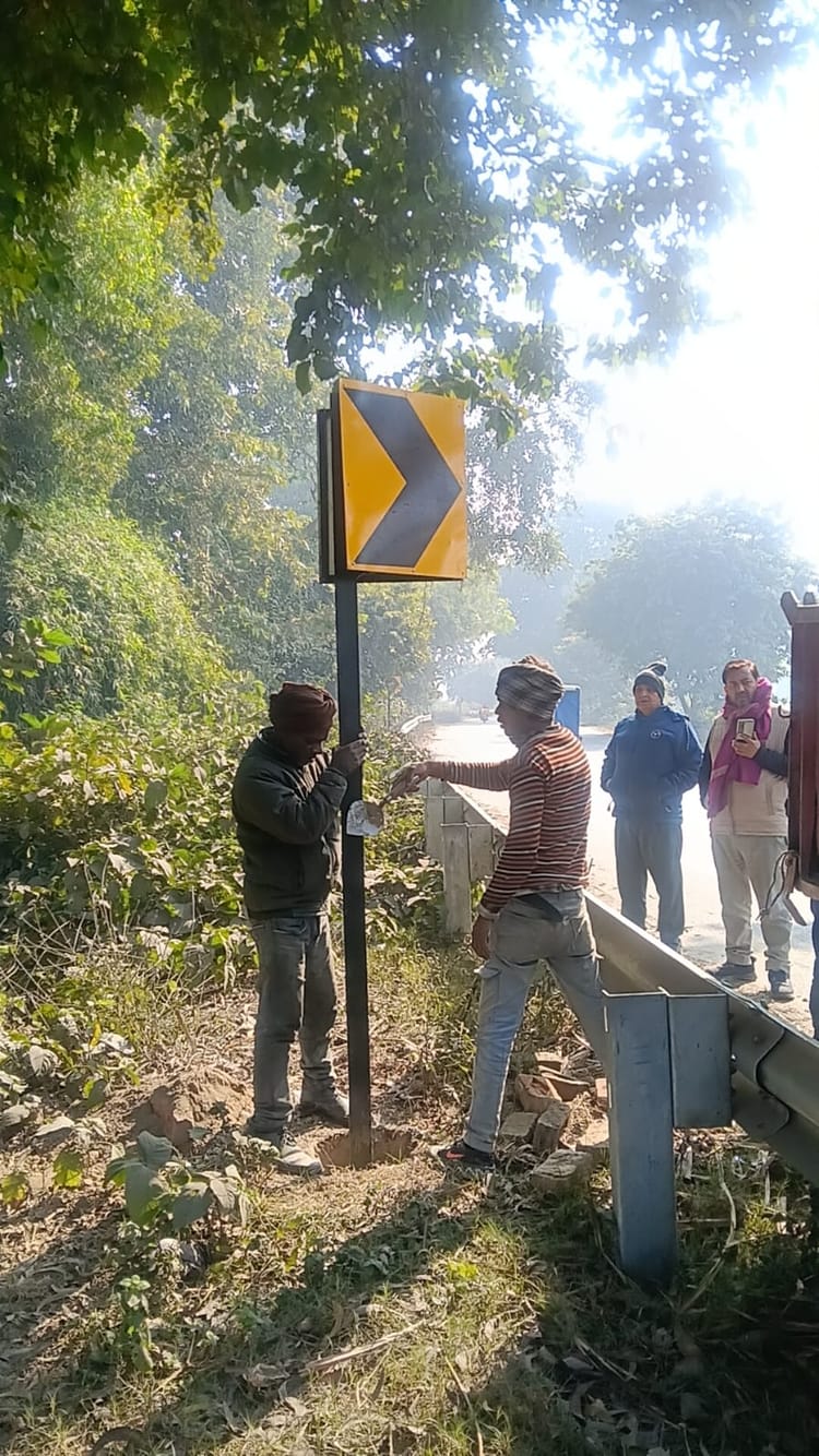 Lakhimpur - Lakhimpur Kheri News: खतरनाक मोड़ों पर लगातार लगाए जा रहे संकेतक