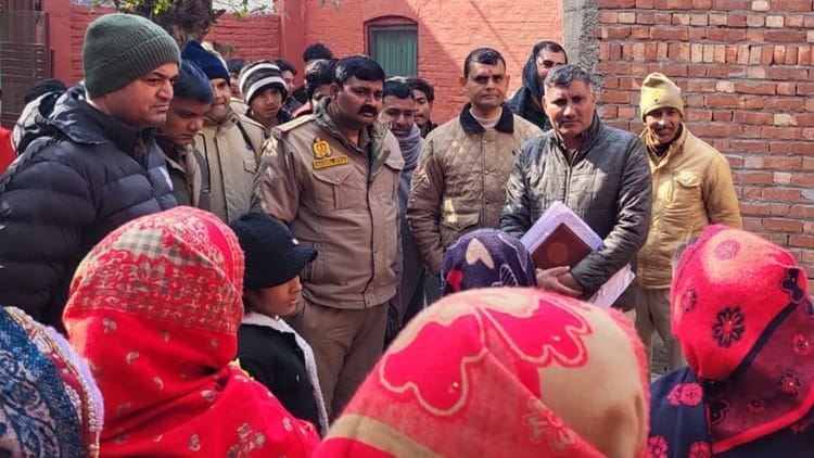 Amroha: - Amroha: बीमारी के उपचार के नाम पर धर्म परिवर्तन...मंडी धनाैरा में हंगामा, बजरंग दल कार्यकर्ता हुए उग्र