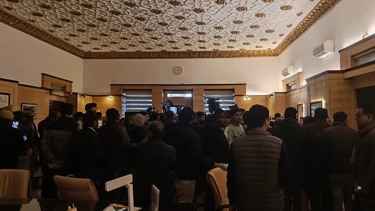 लखनऊ: - लखनऊ: एफआईआर न होने से आक्रोशित केजीएमयू के डॉक्टर सोमवार को करेंगे बैठक, बाधित हो सकती है ओपीडी