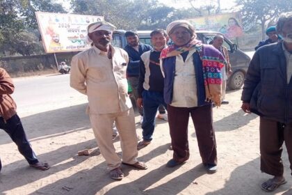 Mathura: - Mathura: खुला पड़ा बक्सा, कमरे में बिखरा सामान...चारपाई पर वृद्धा थी की लाश, जांच में जुटी पुलिस