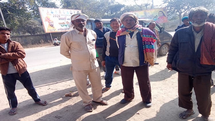 Mathura: - Mathura: खुला पड़ा बक्सा, कमरे में बिखरा सामान...चारपाई पर वृद्धा थी की लाश, जांच में जुटी पुलिस