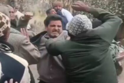 Bijnor: - Bijnor: कांग्रेस अल्पसंख्यक प्रकोष्ठ जिलाध्यक्ष और झालू नगर अध्यक्ष के बीच चले लात-घूंसे, देखें वीडियो