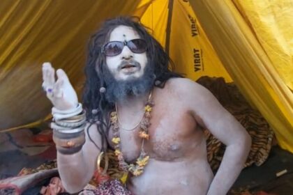 Prayagraj - Prayagraj Magh Mela : माघ मेले में सेंट वाले बाबा की धूम, रेती पर बांट रहे हैं भक्ति रस
