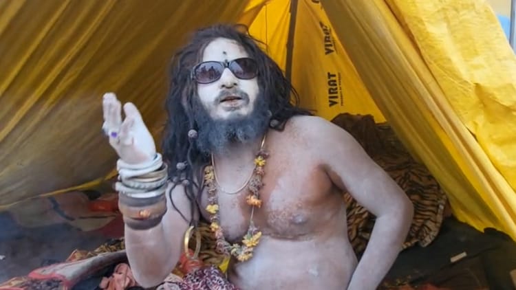 Prayagraj - Prayagraj Magh Mela : माघ मेले में सेंट वाले बाबा की धूम, रेती पर बांट रहे हैं भक्ति रस