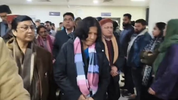 AMU: - AMU: वीडियो कॉल पर पिता से बात करते हुए फंदे से झूली आजमगढ़ की छात्रा, एसएन हॉस्टल में लटकी मिली, हुई मौत