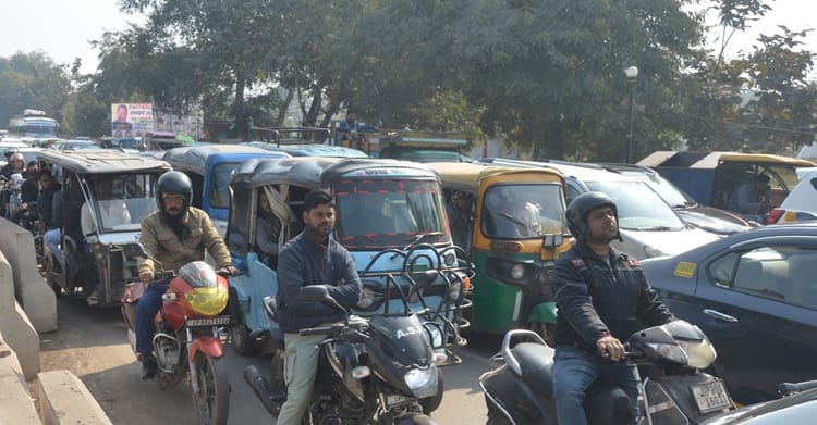 Agra: - Agra: डायवर्जन का बोझ नहीं झेल पा रही माल रोड, दिन भर रेंग रहे वाहन; पुलिसकर्मियों के छूट रहे पसीने