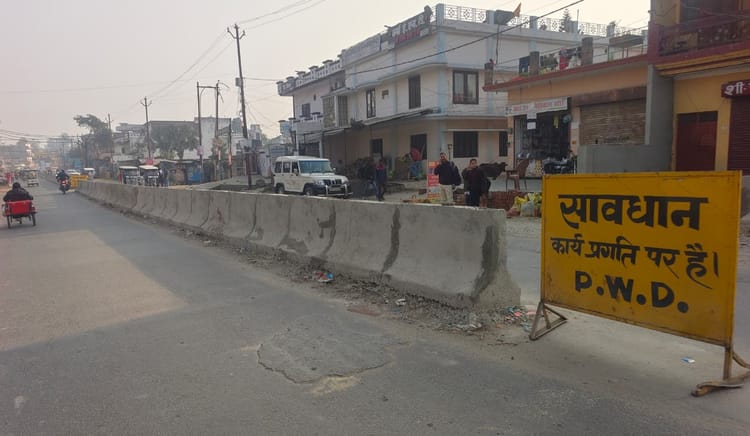 Lakhimpur - Lakhimpur Kheri News: राजापुर रोड पर फोरलेन कार्य का तय समय पूरा, नई मियाद के भरोसे लोग