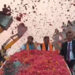 यूपी - यूपी में बुलडोजर वेलकम: हाईवे पर अभय सिंह ने पंकज चौधरी पर की फूलों की बारिश, मायने तलाश रहे सियासी पंडित