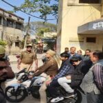 Bareilly: - Bareilly: बरेली कॉलेज में एलएलबी परीक्षा के पहले दिन ही हंगामा, चीफ प्रॉक्टर ने थप्पड़ मारा तो भिड़ गए छात्र