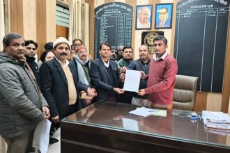 Lakhimpur - Lakhimpur Kheri News: गोला के प्राचीन पब्लिक इंटर कॉलेज की साख बचाने उतरे पुरातन छात्र