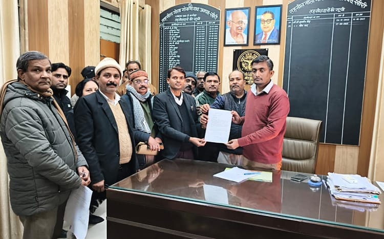 Lakhimpur - Lakhimpur Kheri News: गोला के प्राचीन पब्लिक इंटर कॉलेज की साख बचाने उतरे पुरातन छात्र