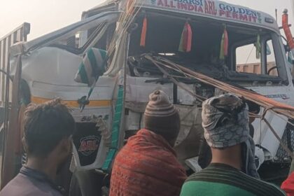 Mainupri: - Mainupri: ट्रक और डंपर की भिड़ंत, आधा घंटे तक केबिन में फंसा रहा चालक; कटर मशीन से किया रेस्क्यू