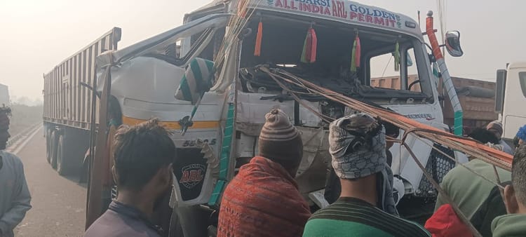 Mainupri: - Mainupri: ट्रक और डंपर की भिड़ंत, आधा घंटे तक केबिन में फंसा रहा चालक; कटर मशीन से किया रेस्क्यू