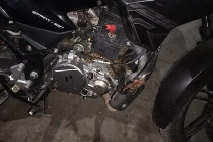 UP: बाइक - UP: बाइक में ऐसी जगह घुस गया जहरीला सांप...निकालने के लिए खोलने पड़े कई पुर्जे, देखें ये तीन तस्वीरें