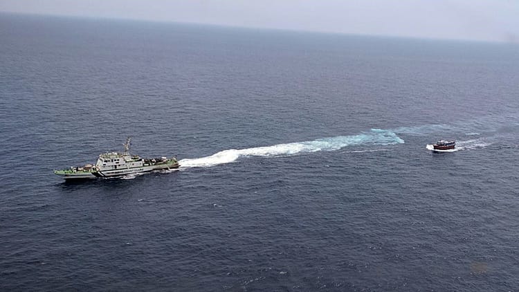 Indian - Indian Coast Guard: भारतीय सीमा में घुसी अवैध पाकिस्तानी नाव जब्त, कोस्ट गार्ड ने नौ लोगों को पकड़ा