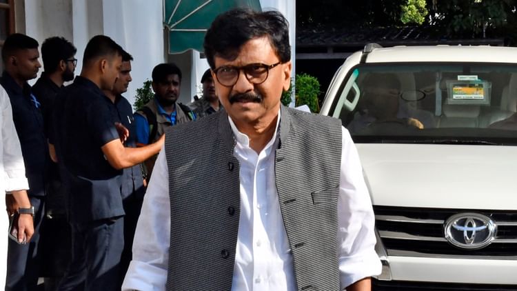 BMC: - BMC: 'विपक्ष के क्षेत्रों में हजारों मतदाताओं के नाम वोटर लिस्ट से गायब', संजय राउत ने चुनाव पर उठाए सवाल