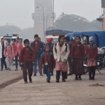 UP News: - UP News: शीतकालीन अवकाश के बाद खुले स्कूल, कड़ाके की ठंड और कोहरे के बीच विद्यालय पहुंचे बच्चे