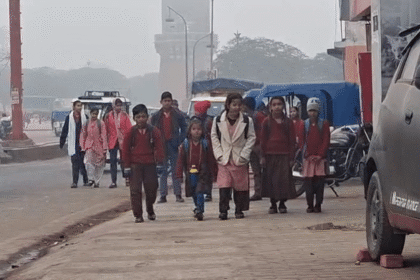 UP News: - UP News: शीतकालीन अवकाश के बाद खुले स्कूल, कड़ाके की ठंड और कोहरे के बीच विद्यालय पहुंचे बच्चे