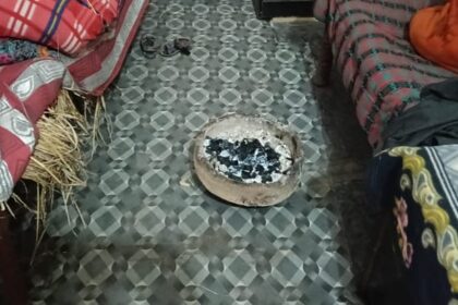 मुरादाबाद: - मुरादाबाद: ठंड से बचने के लिए कमरे में जलाई अंगीठी, दम घुटने से बेटा-बेटी की माैत, मां-बाप अस्पताल में भर्ती