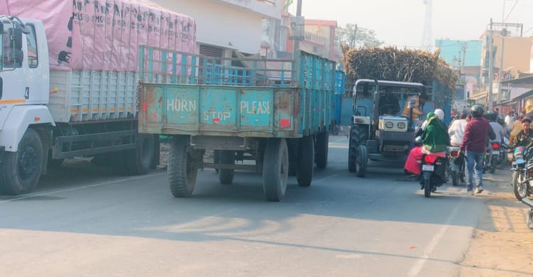 Lakhimpur - Lakhimpur Kheri News: मझगईं में आमने-सामने भिड़े दो ट्रैक्टर-ट्रॉली, लगा जाम