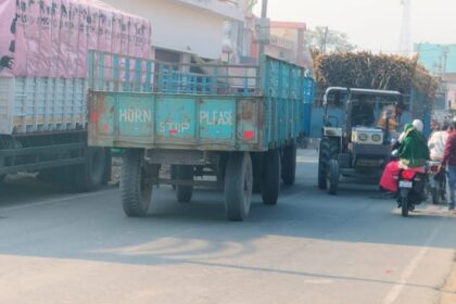 Lakhimpur - Lakhimpur Kheri News: मझगईं में आमने-सामने भिड़े दो ट्रैक्टर-ट्रॉली, लगा जाम