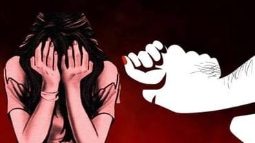 Aligarh: - Aligarh: परिवार की मदद के बहाने किशोरी से बालिग होने तक घर-होटलों में किया दुष्कर्म, मिले 34 वीडियो, ताउम्रकैद