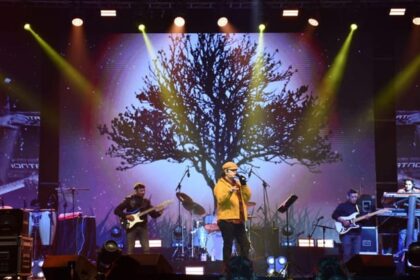 PHOTOS: - PHOTOS: काशीयात्रा में मोहित की मसकली और साडा हक पर खूब थिरके आईआईटीयंस, तस्वीरों में देखें- झलकियां