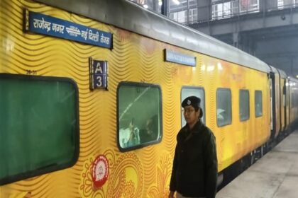 Aligarh - Aligarh News: दिल्ली-पटना तेजस राजधानी एक्सप्रेस में आग और बम की सूचना से मची खलबली, चेकिंग