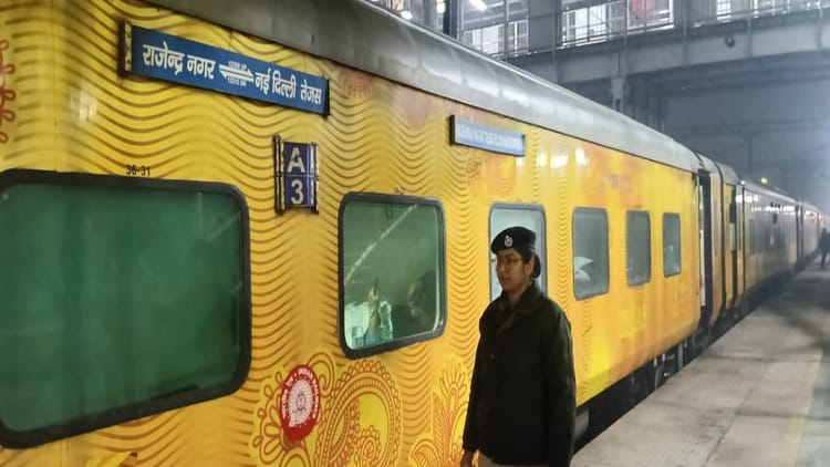 Aligarh - Aligarh News: दिल्ली-पटना तेजस राजधानी एक्सप्रेस में आग और बम की सूचना से मची खलबली, चेकिंग