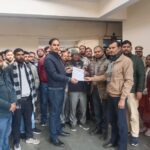 Lakhimpur - Lakhimpur Kheri News: कंबल वितरण मामले में अब लेखपाल कूदे, किया प्रदर्शन