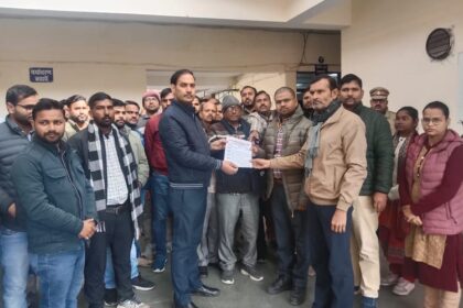 Lakhimpur - Lakhimpur Kheri News: कंबल वितरण मामले में अब लेखपाल कूदे, किया प्रदर्शन